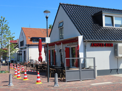 850073 Gezicht op Café De Don (Meerndijk 18) te De Meern (gemeente Utrecht), waar het terras in gereedheid wordt ...